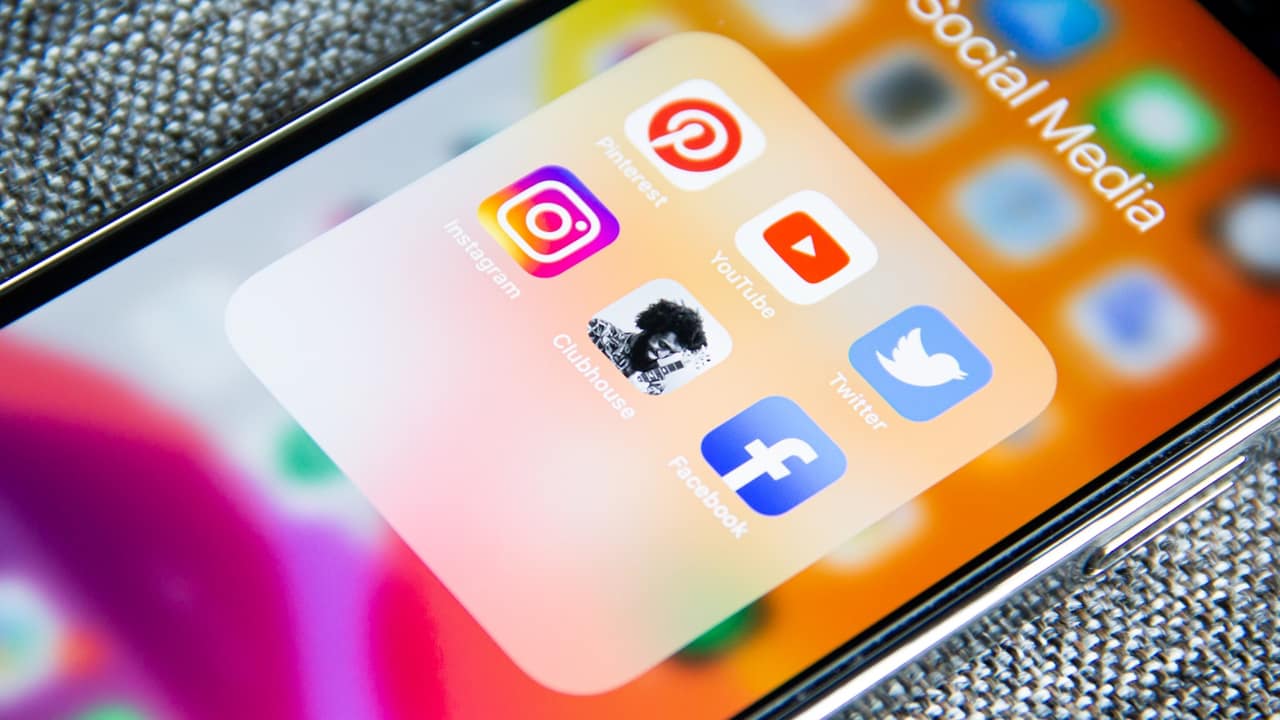 Social media apps on a phone home screen